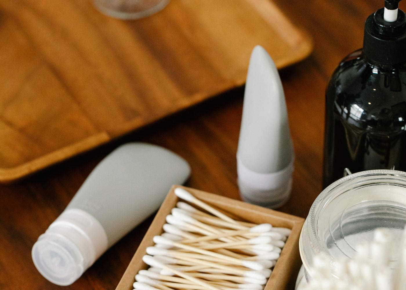Productos de cosmética e higiene personal organizados sobre una superficie de madera