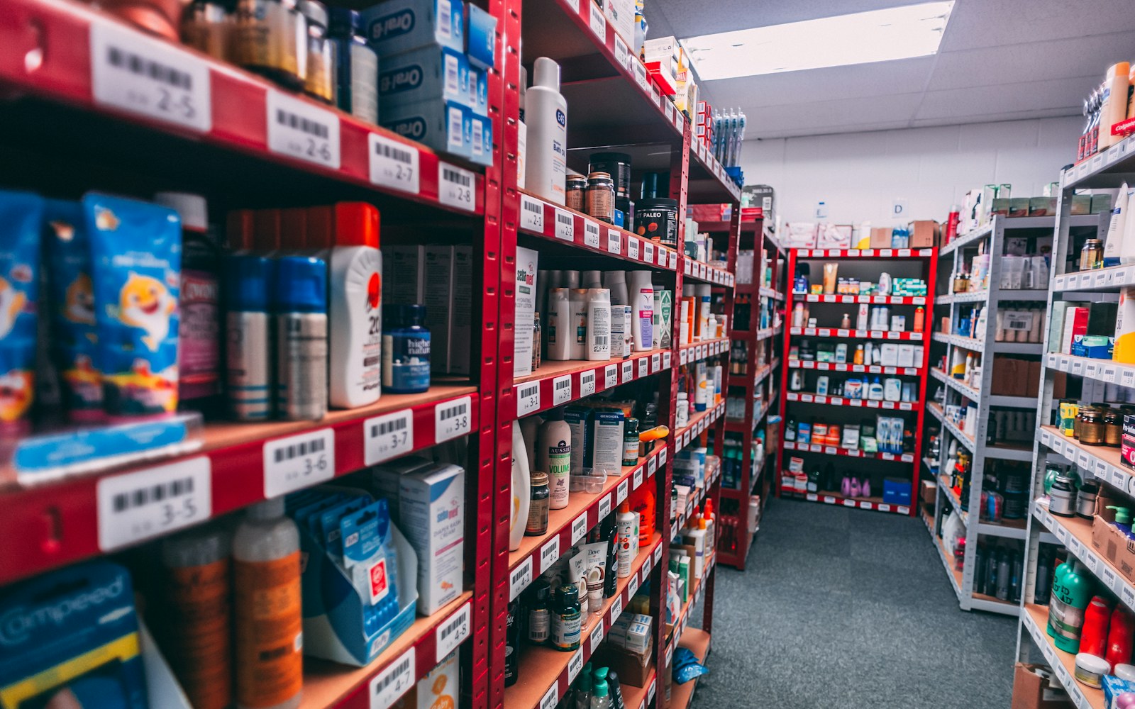 Estanterías organizadas con inventario de productos farmacéuticos y de cuidado personal